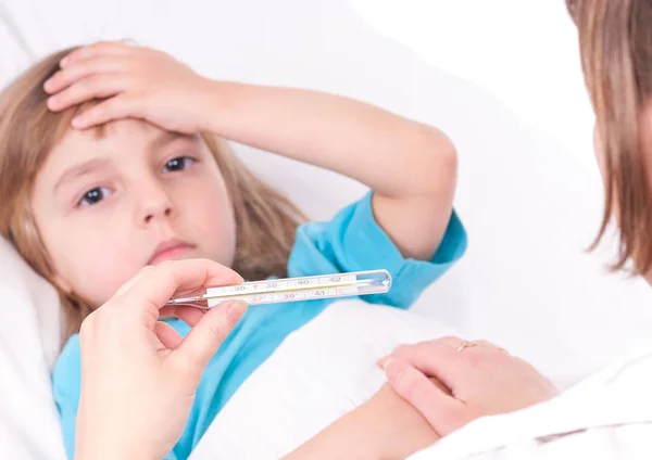 Ziek meisje in bed — Stockfoto