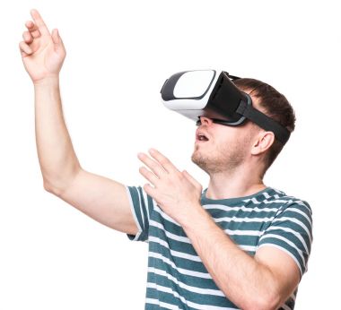 VR gözlüklü adam.