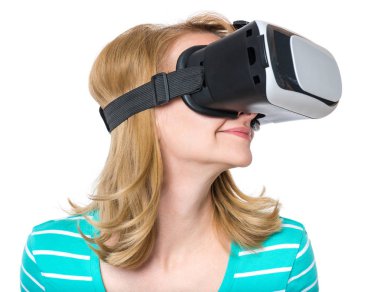 VR gözlüklü kadın