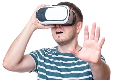 Vr gözlüklü adam