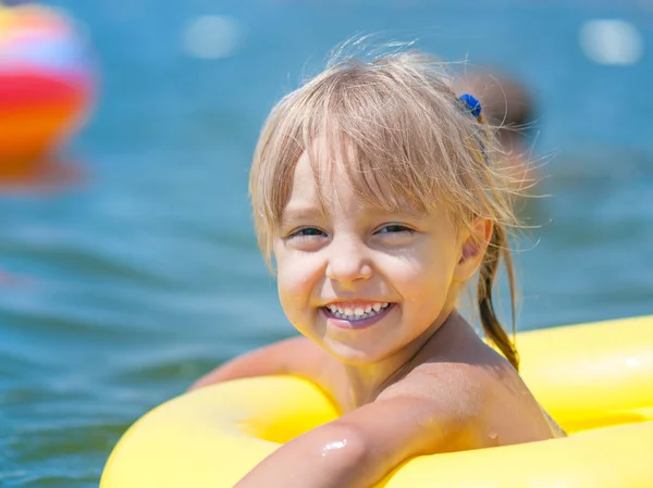 Petite fille en mer — Photo