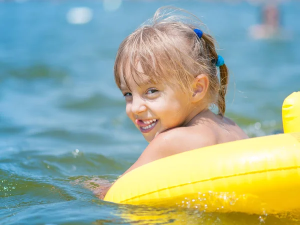 Klein meisje in de zee — Stockfoto