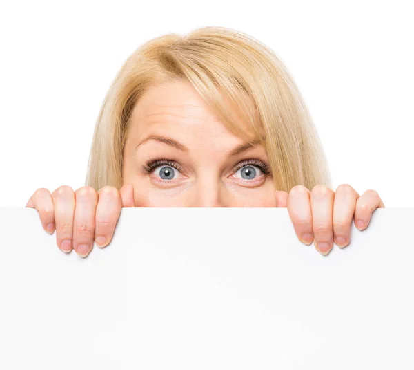 Mujer con letrero en blanco — Foto de Stock