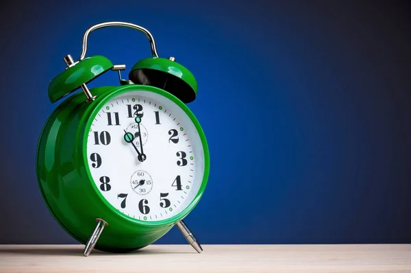Green alarm clock — Zdjęcie stockowe