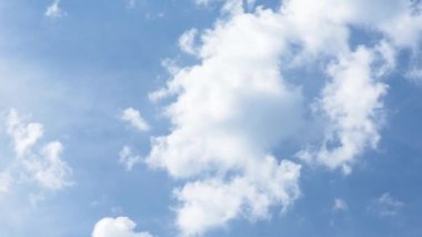 Mavi gökyüzünde beyaz bulutlar