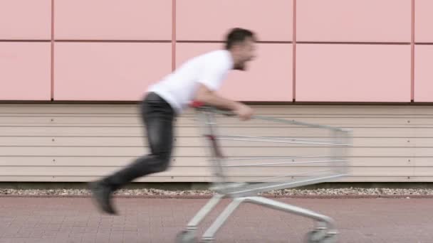 Familia feliz con carritos de compras — Vídeos de Stock