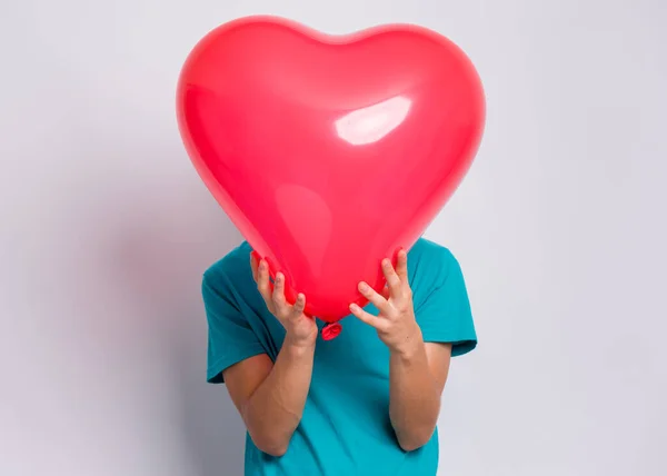 Jongen met hartvormige ballon — Stockfoto