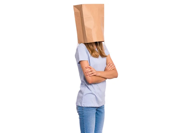 Dziewczyna z papierową torbą nad głową — Zdjęcie stockowe