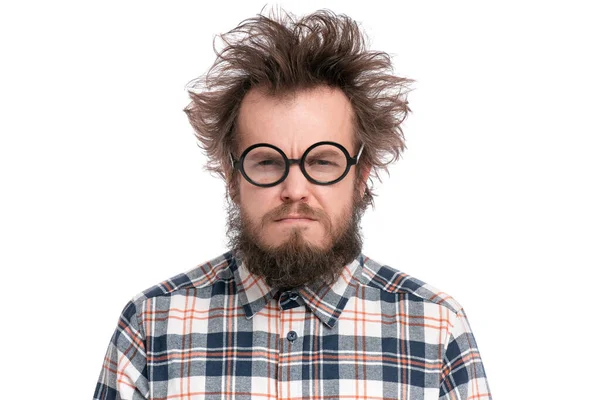 Gözlüklü Gözlüklü Çılgın Sakallı Adam Rahatsız Edici Bir Ifadeyle Beyaz — Stok fotoğraf