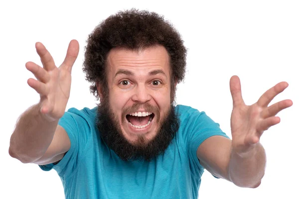 おかしいCurlyの毛を持つクレイジーひげを生やした男は 白い背景に隔離された 腕を上げて悲鳴を上げ口を開いている幸せな男 感情と記号の概念 — ストック写真