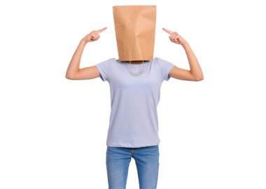 Genç kızın portresi, beyaz arka planda izole edilmiş, kafasında kağıt torba olan parmakları gösteriyor. Stüdyoda poz veren bir çocuk kafasını işaret ediyor. Gençler kafalarına kese kağıdı geçiriyorlar..