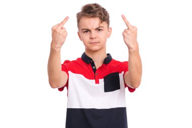 Orta parmak gösteren öfkeli bir gencin portresi, beyaz arka planda izole edilmiş. Güzel genç kız kötü jest yapıyor. Kafkasyalı şirin çocuk müstehcen işaretler yapıyor..