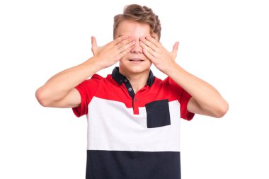 Şeytani bir kavram görmüyorum. Gülümseyen bir gencin portresi. Elleri yüzün üzerinde, gözleri sürpriz olsun diye kapatıyor. Avuç içleriyle güzel, güzel, kapalı gözler. Beyaz arka planda izole edilmiş mutlu beyaz çocuk.