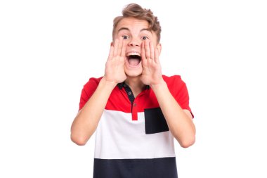 Genç bir çocuğun portresi açık ağzının yanında el ele tutuşuyor ve çığlık atıyor, beyaz arka planda izole bir şekilde. Dikkat! Elleri ağzında bağıran beyaz, tatlı bir genç..