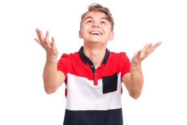 Genç bir çocuğun portresi el kaldırdı ve bir şey yakalamaya çalıştı. Beyaz arka planda soyutlanmış, beyaz, sevimli, beyaz bir genç yukarı bakıyor. Neşeli çocuk eğleniyor.