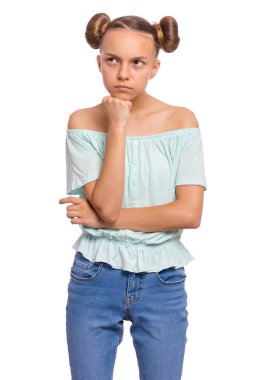 Beyaz arka plan üzerinde izole dalgın genç kız Portresi. Düşünceli genç yüzünün yanında el tutarak, ciddi uzakta kopya alanı bakıyor. Güzel beyaz kendinden emin çocuk öğrenci.