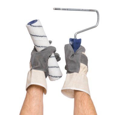 Paint Roller Brush ile İşçi Elleri 'nin yakın görüntüsü. Erkek El, aletlerle çalışan eldiven giyiyor. Beyaz arka planda izole edilmiş yeni Roller 'ı tutan insan elleri.