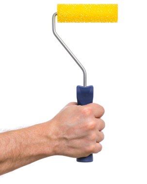 Paint Roller Brush ile İşçi Eli 'nin yakın görüntüsü. İnsan eli yeni Roller 'ı tutuyor, beyaz arka planda izole edilmiş. Aletli Erkek El.