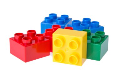 Plastik yapı blokları beyaz arkaplanda izole edildi