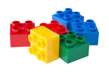 Plastik yapı blokları beyaz arkaplanda izole edildi