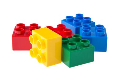 Plastik yapı blokları beyaz arkaplanda izole edildi