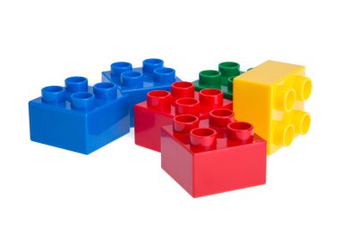 Plastik yapı blokları beyaz arkaplanda izole edildi