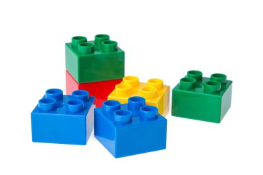 Plastik yapı blokları beyaz arkaplanda izole edildi