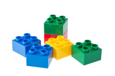 Plastik yapı blokları beyaz arkaplanda izole edildi