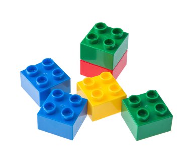 Plastik yapı blokları beyaz arkaplanda izole edildi