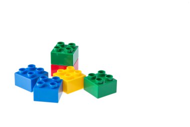 Plastik yapı blokları beyaz arkaplanda izole edildi