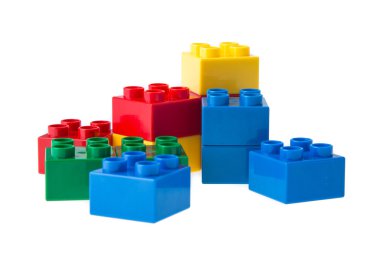 Plastik yapı blokları beyaz arkaplanda izole edildi