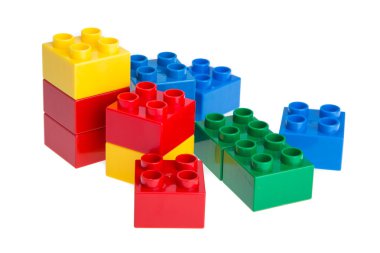 Plastik yapı blokları beyaz arkaplanda izole edildi