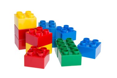 Plastik yapı blokları beyaz arkaplanda izole edildi