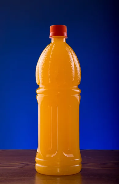 Świeży sok pomarańczowy na drewnianym stole — Zdjęcie stockowe