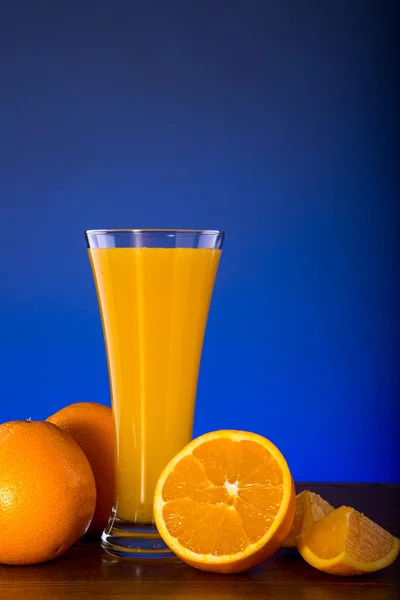 Свіжий апельсиновий сік на дерев'яному столі — стокове фото