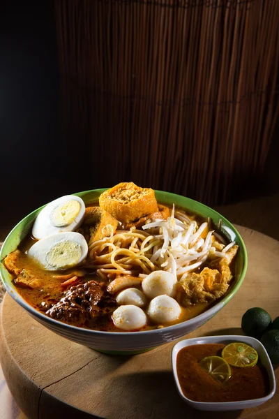 Traditional curry spicy noodle soup — Stock Photo, Image