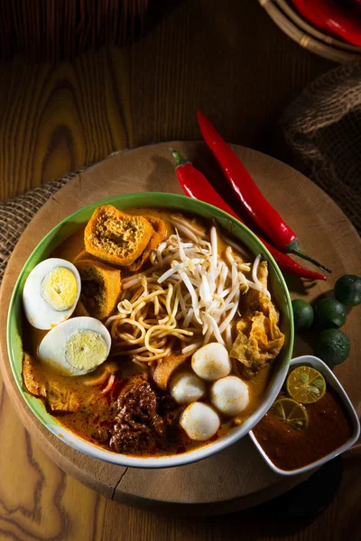 Zuppa di tagliatelle piccanti al curry tradizionale — Foto Stock
