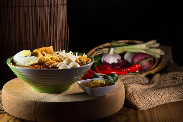 Traditional curry spicy noodle soup — Stock Photo, Image