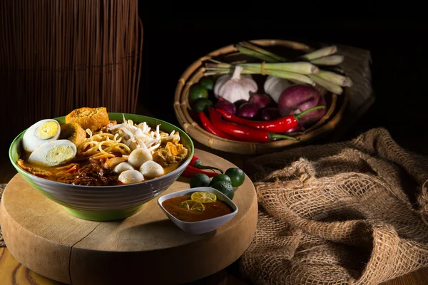 Sopa de macarrão picante de curry tradicional — Fotografia de Stock