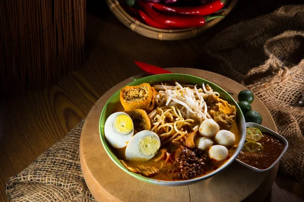 Traditiona caril sopa de macarrão picante — Fotografia de Stock