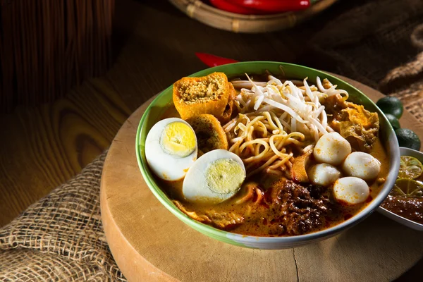 Tradizionale curry piccante zuppa di tagliatelle — Foto Stock