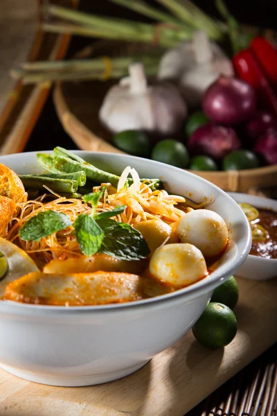 Traditiona köri baharatlı erişte çorbası — Stok fotoğraf