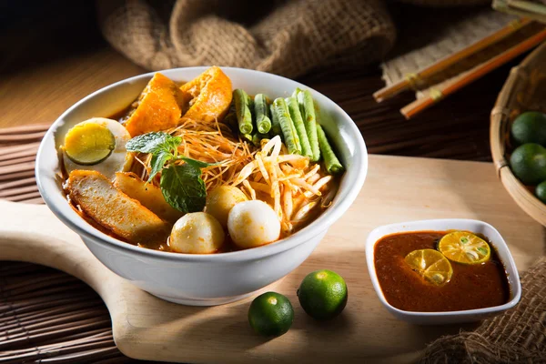 Traditiona sopa de fideos picantes al curry —  Fotos de Stock