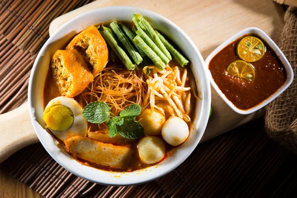 Traditiona curry fűszeres tészta leves — Stock Fotó