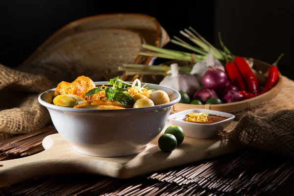 Traditiona curry spicy noodle soup — Stock Photo, Image