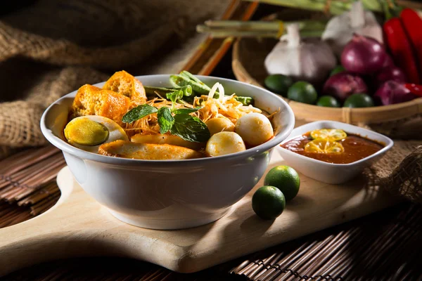 Tradizionale curry piccante zuppa di tagliatelle — Foto Stock
