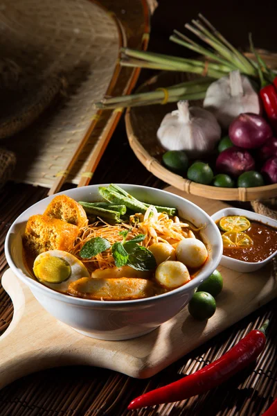 Traditiona curry spicy noodle soup — Stock Photo, Image