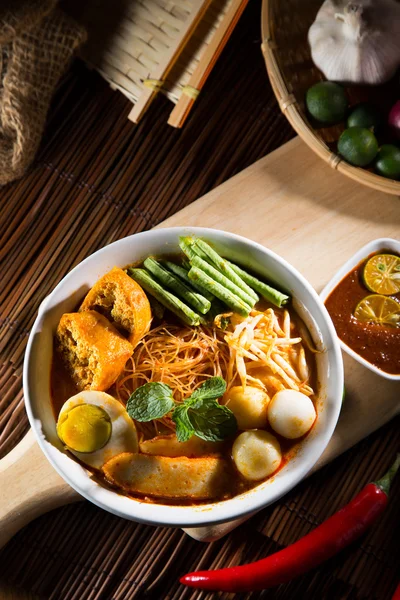 Traditiona curry spicy noodle soup — Stock Photo, Image