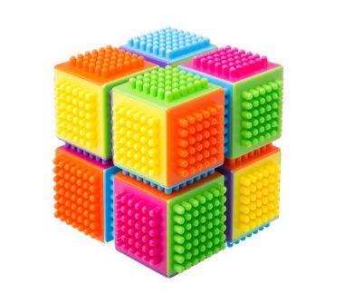 Beyaz arka planda izole edilmiş çocuk oyuncakları