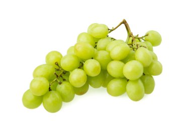 Beyaz arkaplanda yeşil üzüm